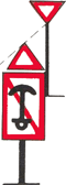 eine rechteckige weiße Tafel mit rotem Rand, rotem Schrägstrich und umgekehrtem schwarzen Anker und darüber eine weiße dreieckige Tafel mit rotem Rand und der Spitze nach oben sowie dahinter eine Sta