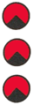drei rote Kreise mit einem schwarzen Dreieck mit der Spitze nach oben am unteren Rand übereinander