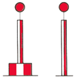Spierentonne und Stange mit roten und weißen Streifen und mit jeweils einem roten Ball als Toppzeichen