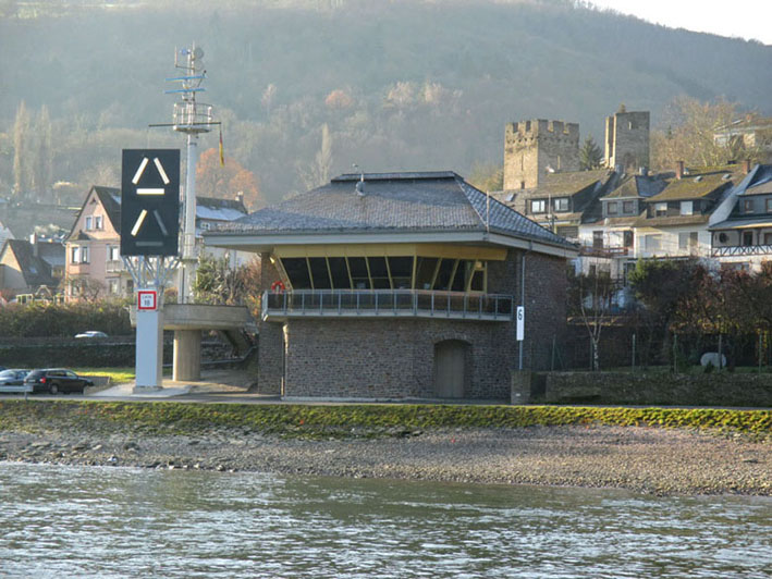 Revierzentrale Oberwesel mit neuem Radarmast und Lichtsignalanlage Revierzentrale Oberwesel mit neuem Radarmast und Lichtsignalanlage